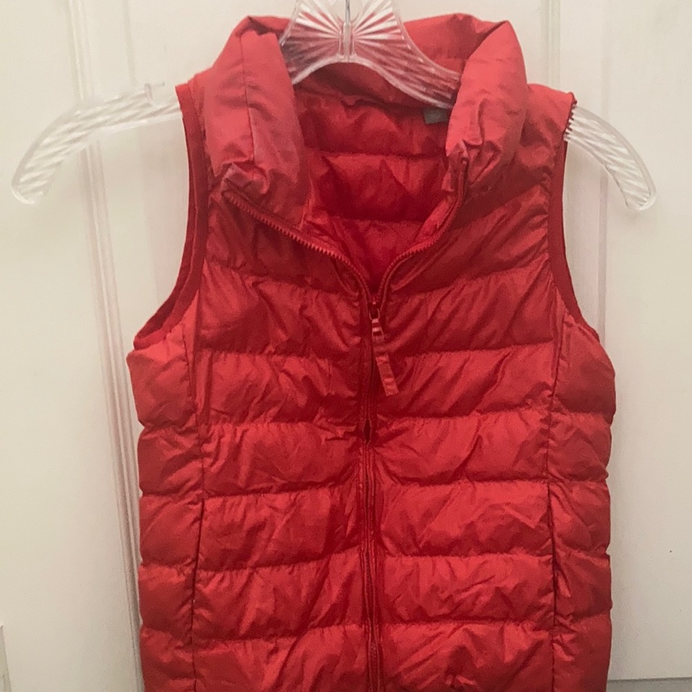 FINAL MARKDOWN Uniqlo children’s puffer vest 5/6